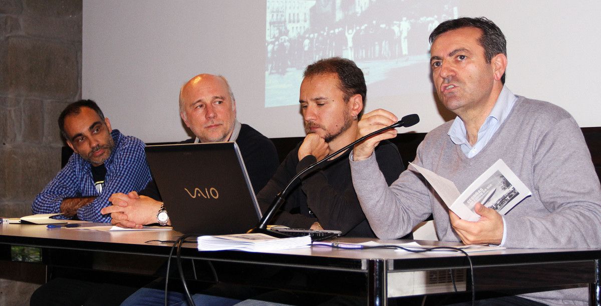 Presentación de 'Cegoñas no fondo da ría': Anxo Lourido, Manuel Lourenzo González, Tomás González e Luis Bará