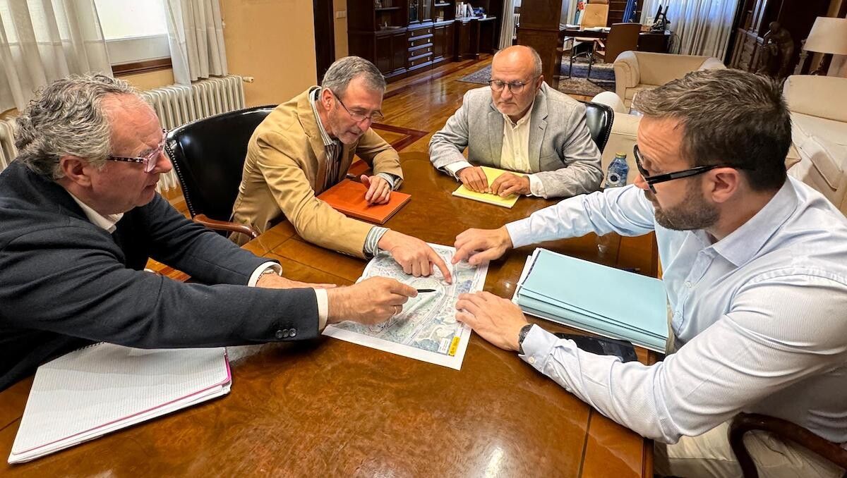 Xuntanza do alcalde de Barro co subdelegado do Goberno, Abel Losada
