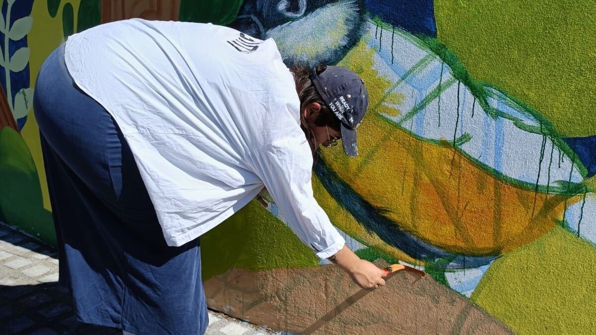 Isa Bermúdez pintando o seu mural en Costa Xiráldez