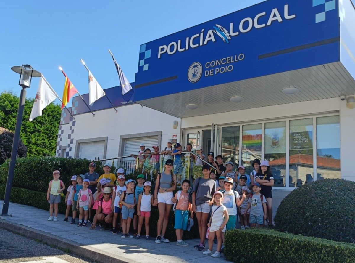 Menores do Espazo Concilia durante a visita á Policía Local