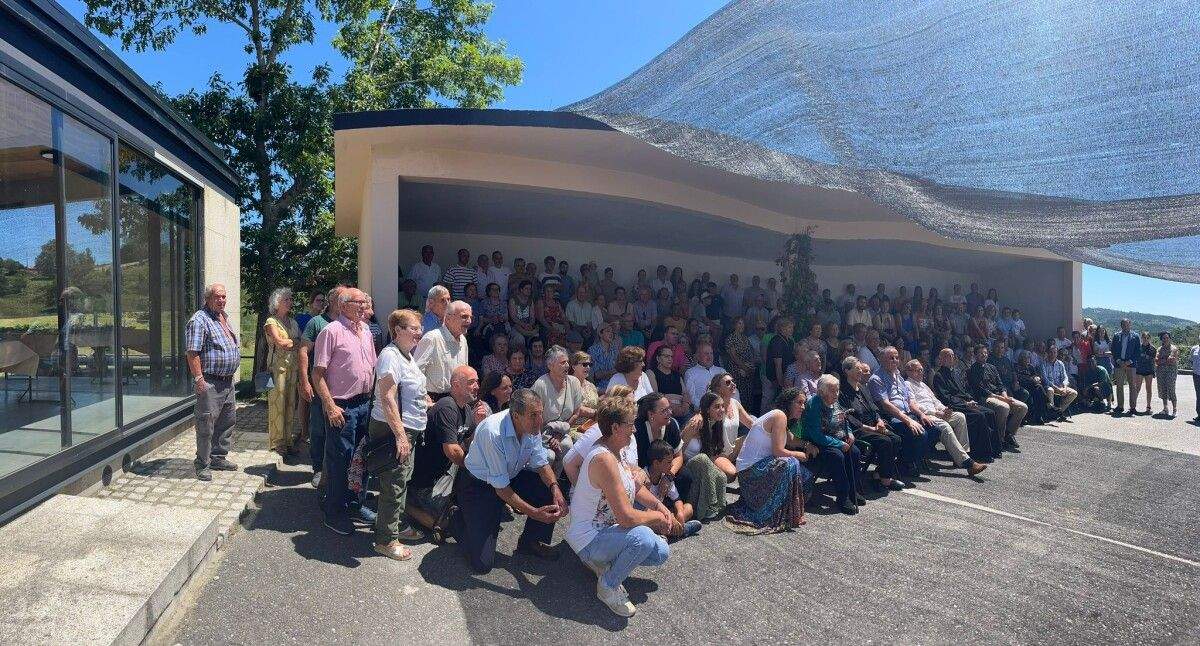 Momento da homenaxe ao pai Secundino Varela polos seus fregueses
