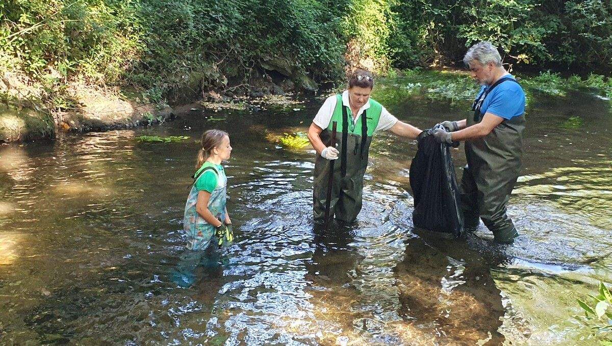 Limpeza de lixo no río Gafos