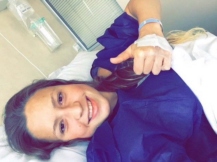 Bea Gómez después de salir del quirófano