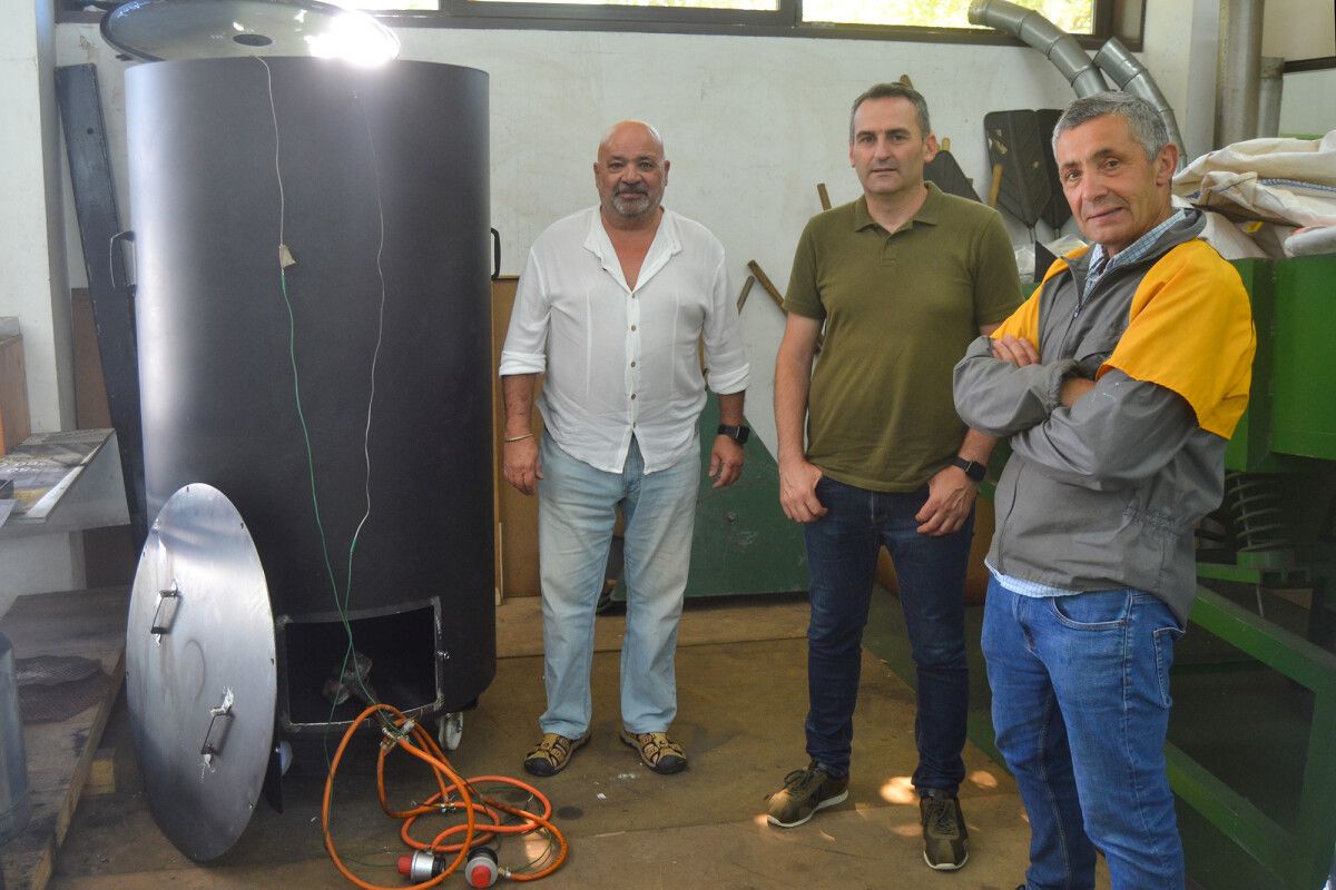 Ortiz, Rodríguez y Vázquez, con el prototipo de horno pirolítico diseñado para este proyecto