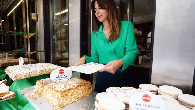Deliciosas especialidades no escaparate de Confitería Solla Deliciosas especialidades no escaparate de Confitería Solla