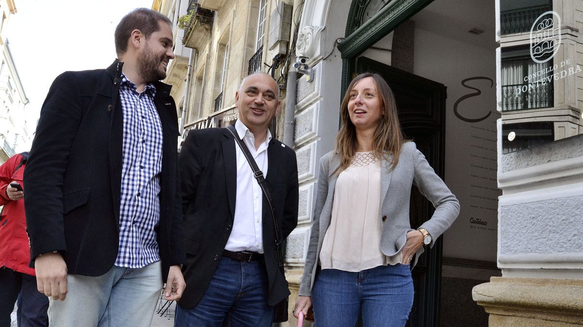 Iván Puentes, Agustín Fernández y Paloma Castro, delante del edificio del Concello