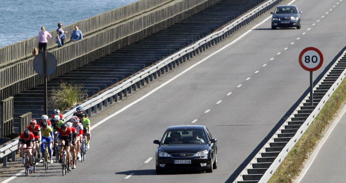 Pelotón de ciclistas pola autovía de Marín (arquivo)