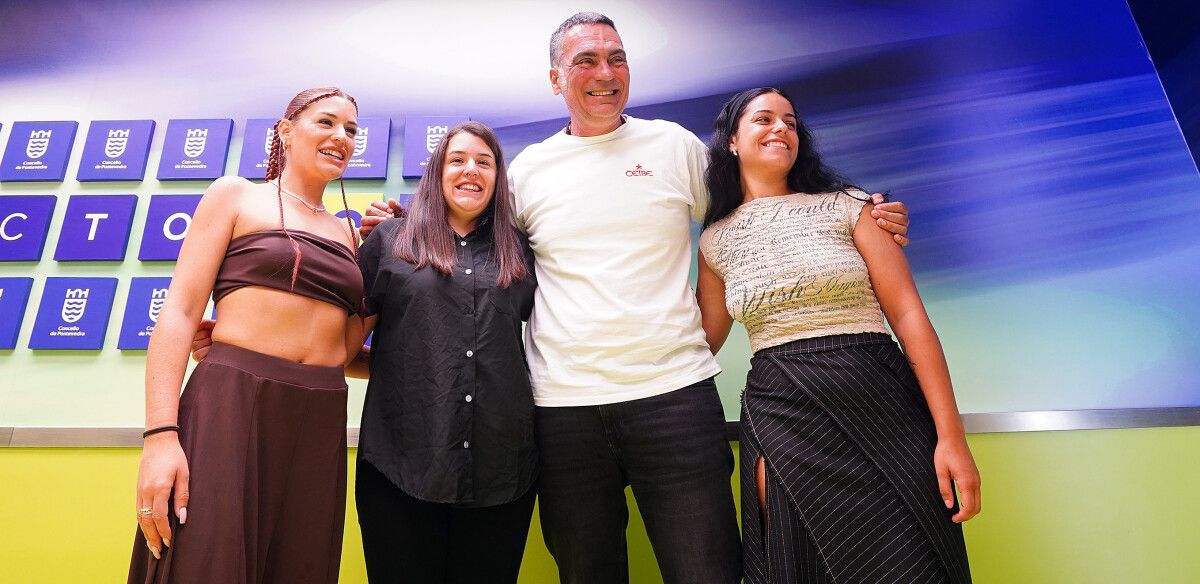 Tanxugueiras na presentación do concerto xunto ao concelleiro de Festas, Demetrio Gómez