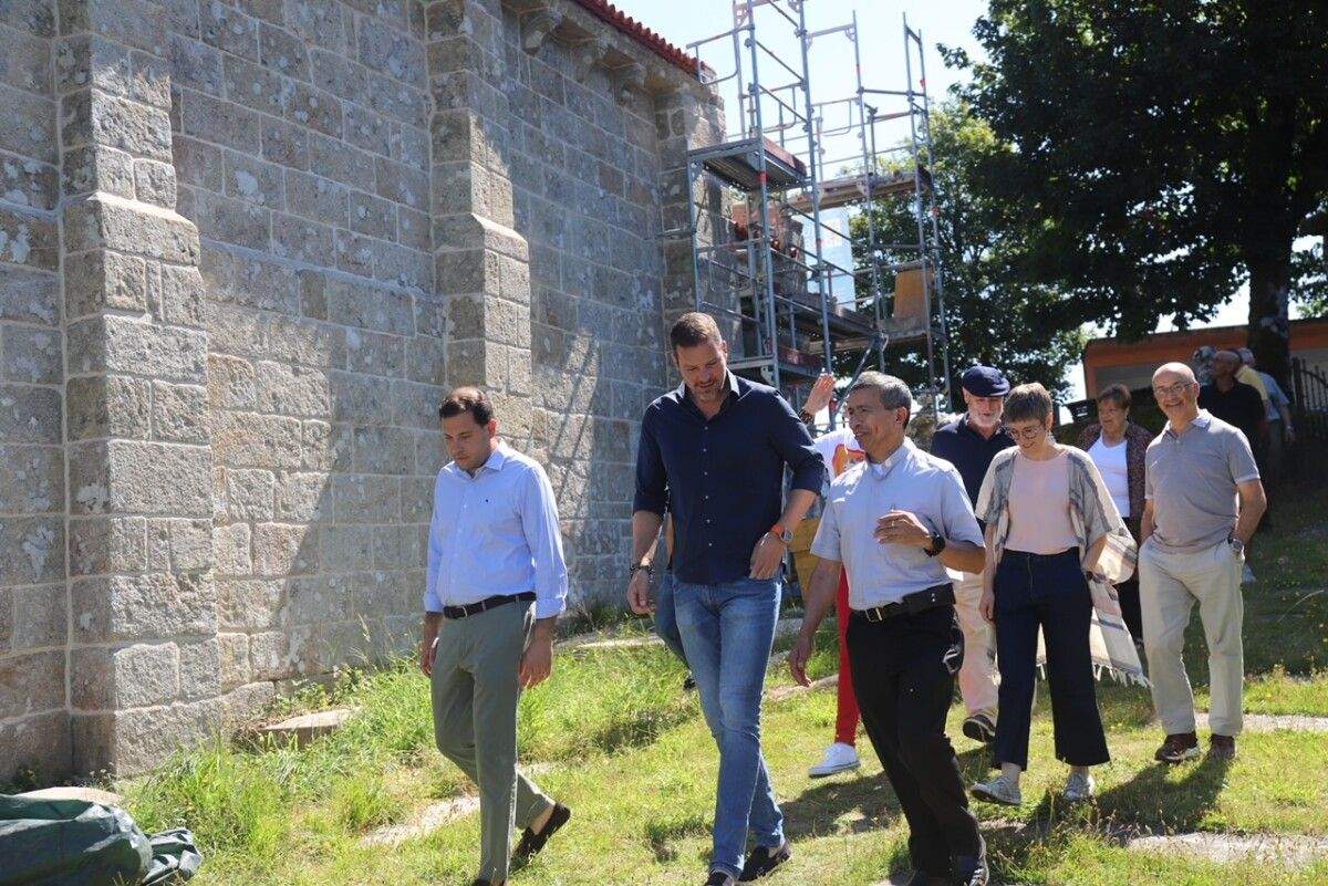 Visita de José López Campos y Jorge Cubela a la iglesia de Santa María de Sacos 