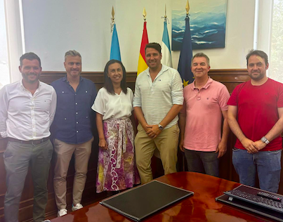 María Ramallo e Antonio Traba coa directiva do Marín CF
