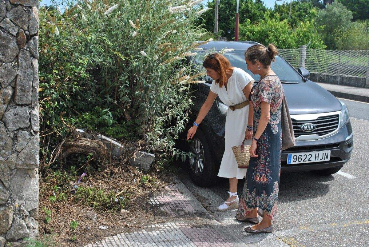 Bea Rey y Silvia Junco, en el barrio de A Parda