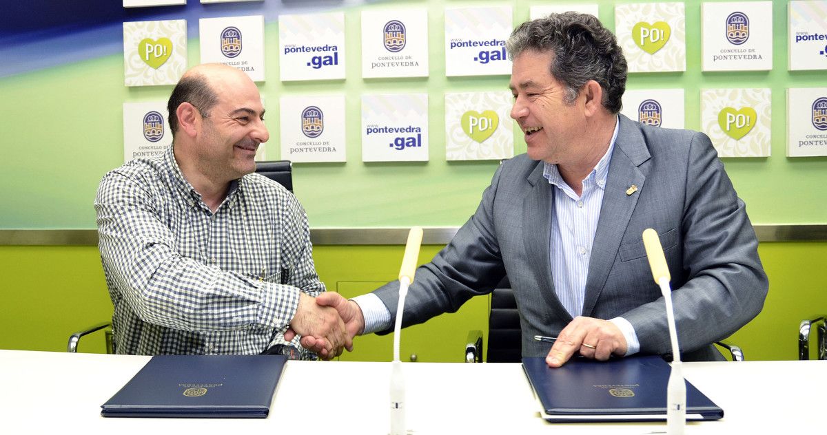 Firma del convenio del concello con la banda de música de Salcedo