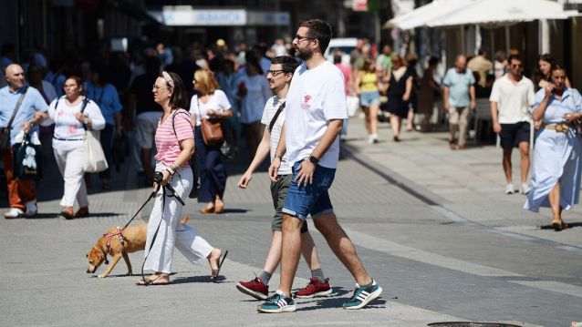 Personas paseando por la calle Michelena, en Pontevedra