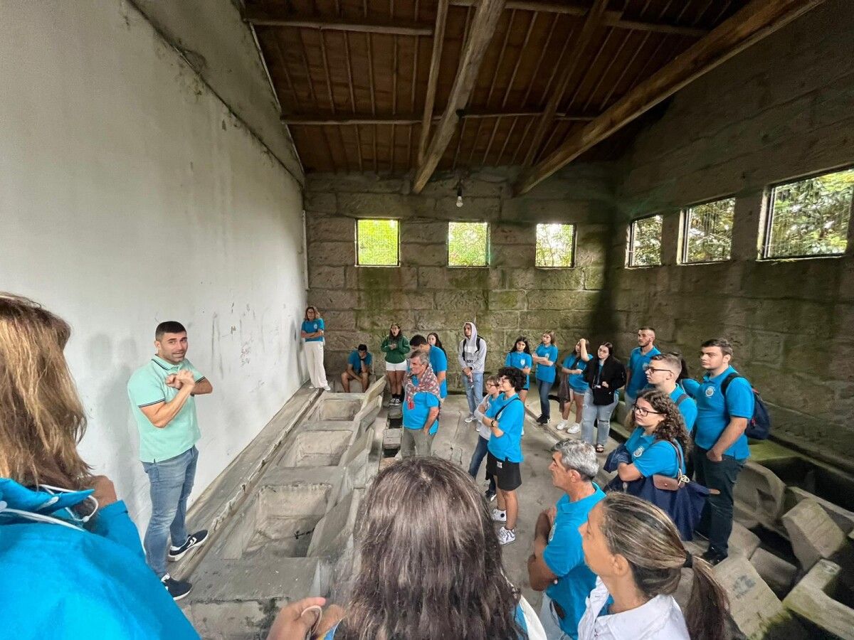 Un grupo de turistas de visita en Cuntis