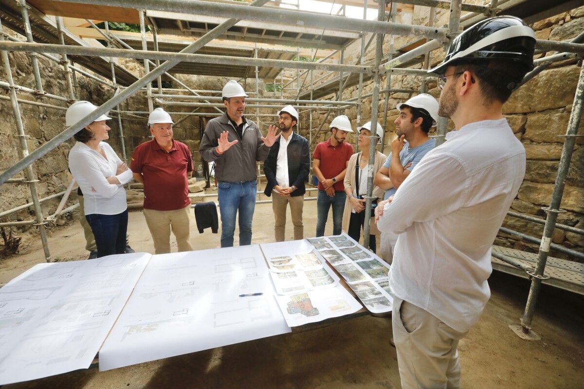 O conselleiro José López, responsable de Cultura, visitaba as obras da capela da Illa de Cortegada
