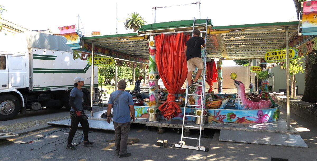 Revisión e instalación de las atracciones de las Festas da Peregrina
