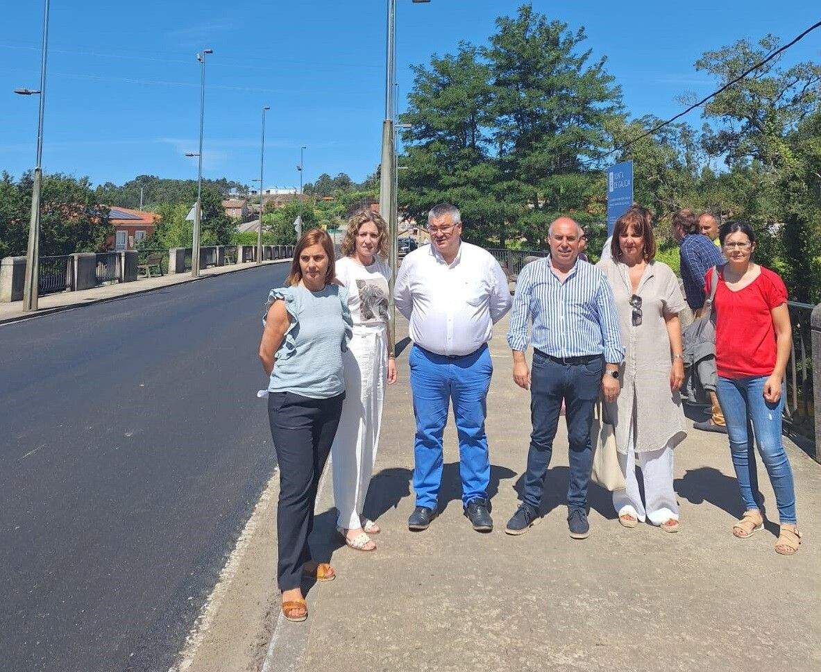 Visita aos traballos de conservación de firmes na rede provincial en Ribadumia