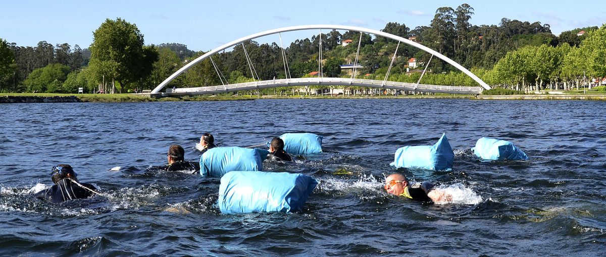 Prueba de paso de río a nado en el concurso de patrullas Tui-Santiago da Brilat 2015