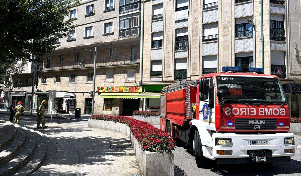 Intervención dos Bombeiros no incendio nun centro de transformación eléctrica de Marín