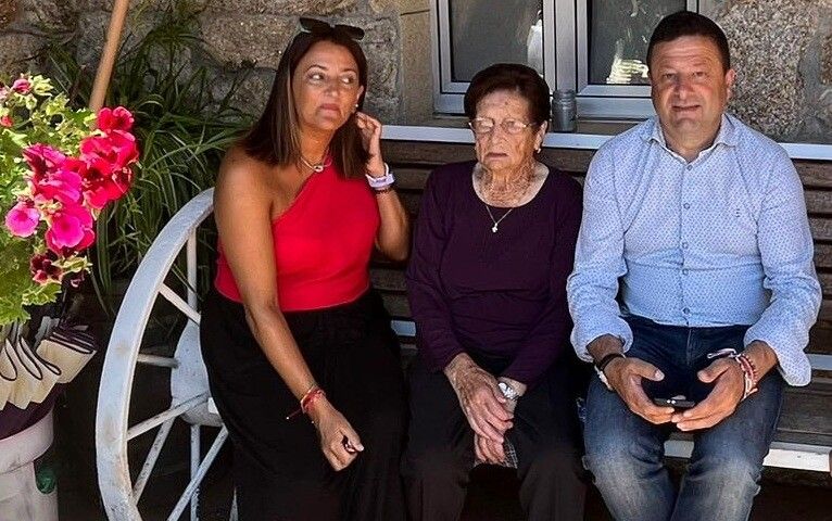 Dolores Barros acompañada da tenente de alcalde, Conchy Campos, e do alcalde de Cuntis, Manuel Campos