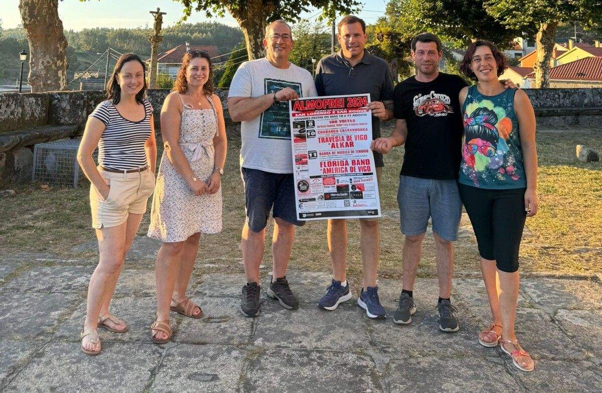 O alcalde Jorge Cubela coa comisión de festas de Almofrei
