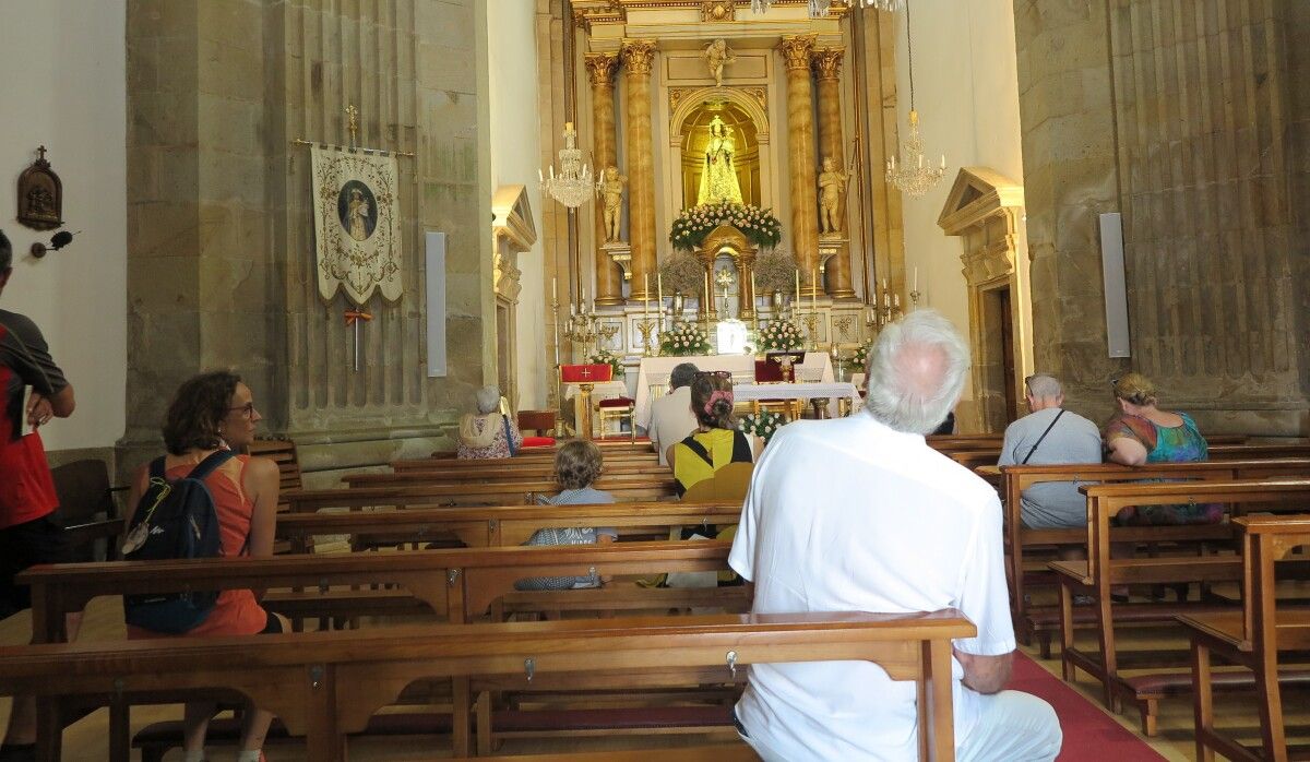 Fieis, peregrinos e visitantes coinciden estes días no santuario da Virxe Peregrina
