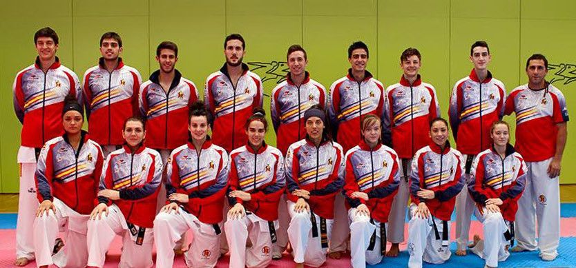 Lúa Piñeiro (fila inferior, tercera por la izquierda) con el equipo nacional no CAR de Barcelona