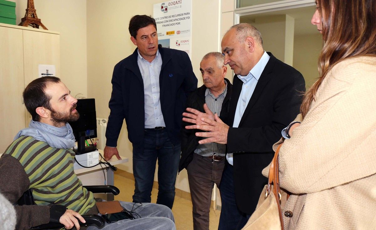 Reunión de José Ramón Gómez Besteiro y Agustín Fernández con COGAMI y Amizade