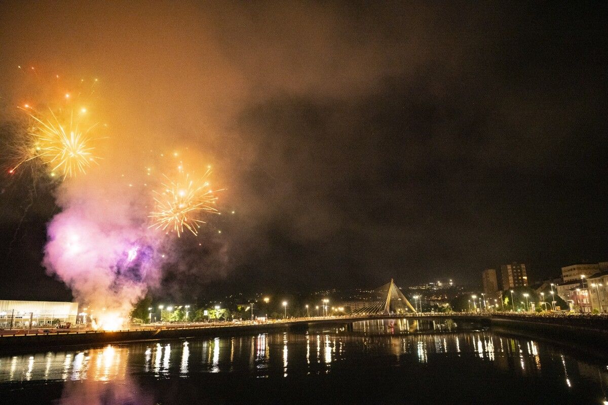 Lanzamento de fogos de artificio no primeiro día das Festas da Peregrina 2024