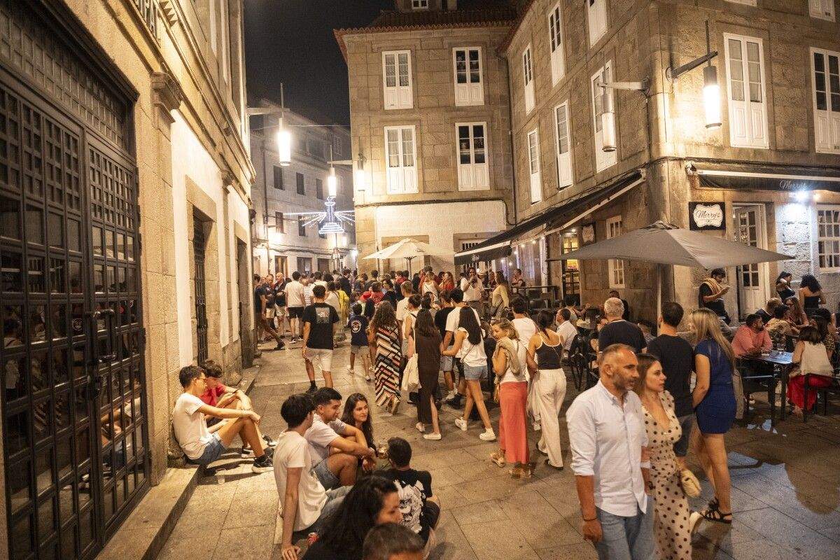 Persoas no centro histórico durante as Festas da Peregrina