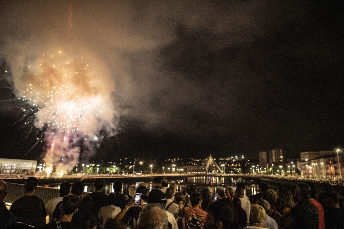 Lanzamento de fogos de artificio no primeiro día das Festas da Peregrina 2024