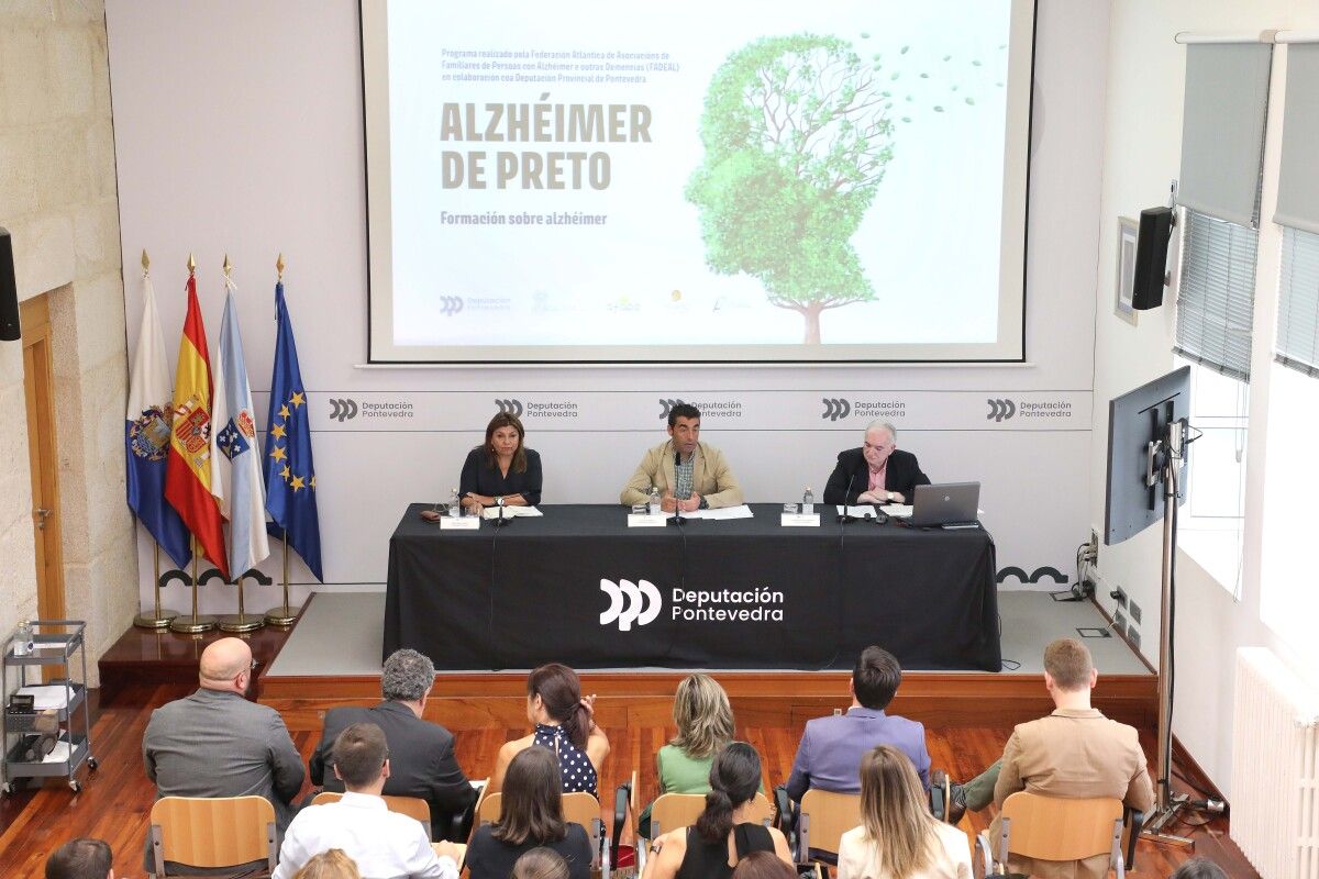 Sinatura do convenio para a posta en marcha do programa "Alzhéimer de preto"