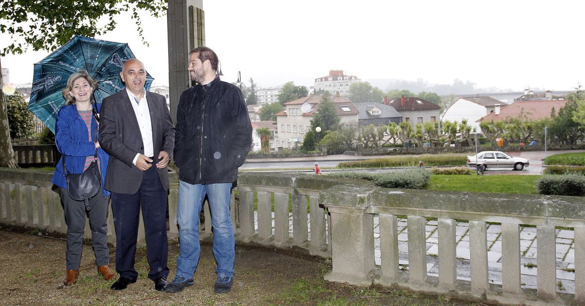 Agustín Fernández, Iván Puentes y Mari Carmen Casalderrey, en la Alameda
