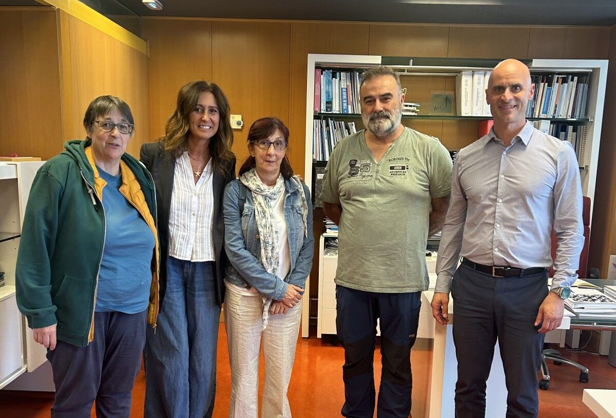 Responsables del Área Sanitaria con miembros de la asociación ASSEII