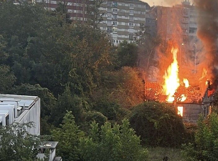 Arde unha casa abandonada na rúa Casimiro Gómez