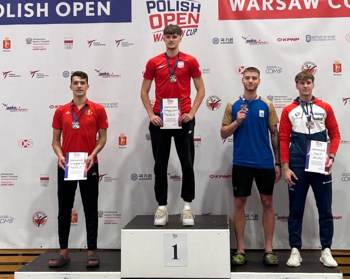 Sergio Troitiño (esquerda) no podio do Open de Polonia de Taekwondo
