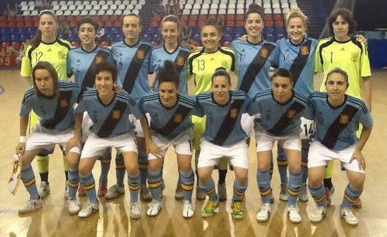 Silvia y Claudia (números 12 y 11) con la Selección Española en Moscú