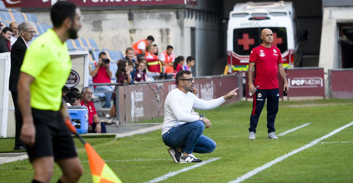 Partido de liga entre Pontevedra y Deportivo Fabril en Pasarón