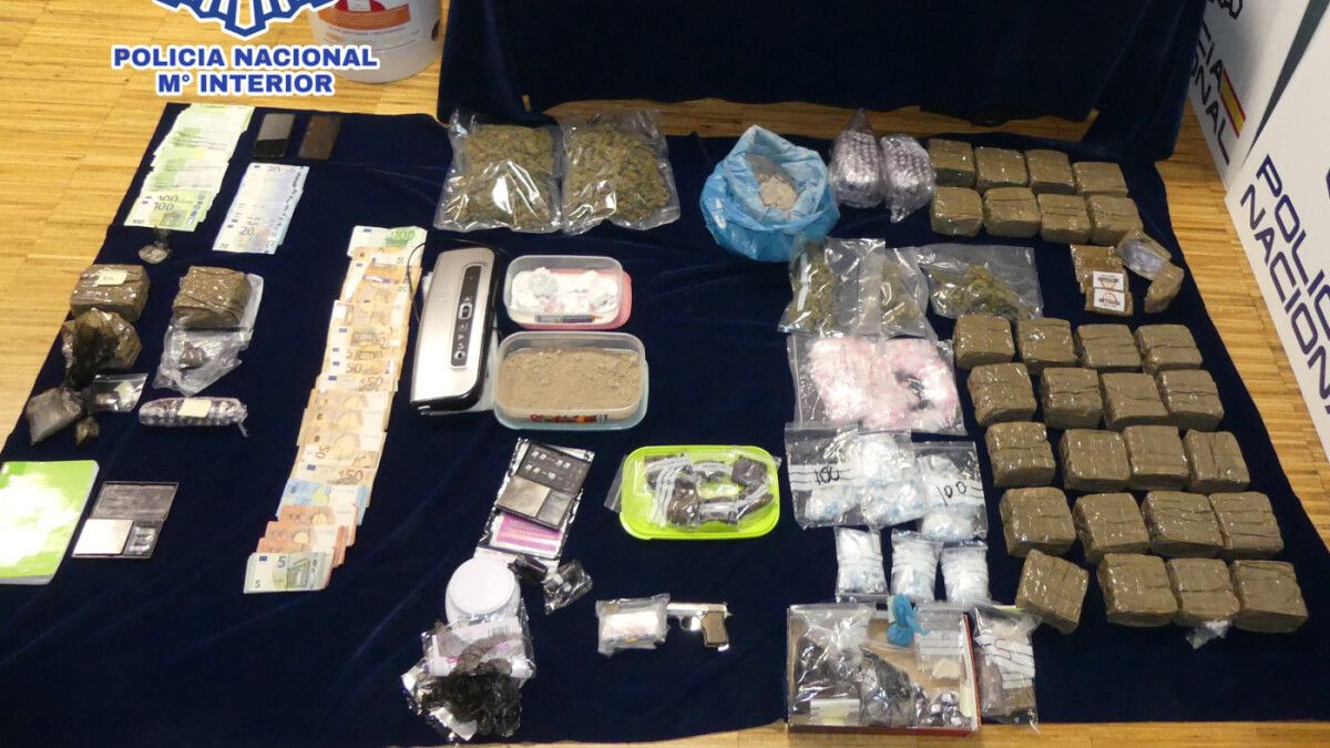 Droga confiscada pola Policía Nacional no rexistro dun taller do Porriño