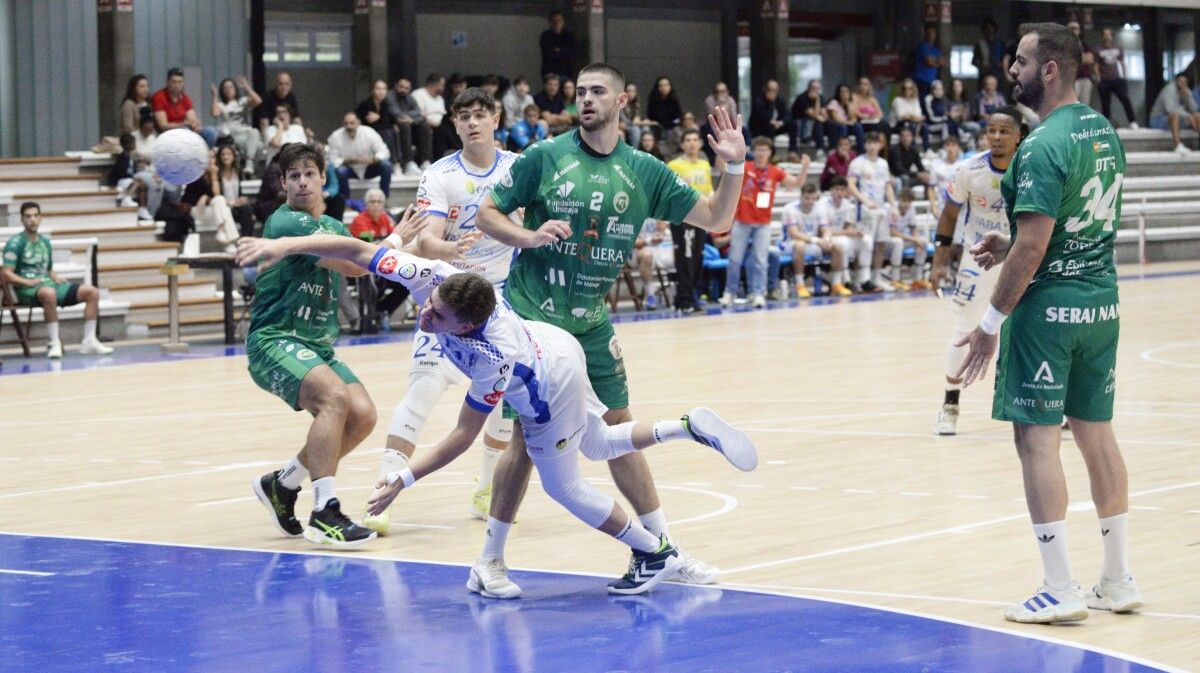 Partido de liga entre Cisne e Antequera no Pavillón Municipal