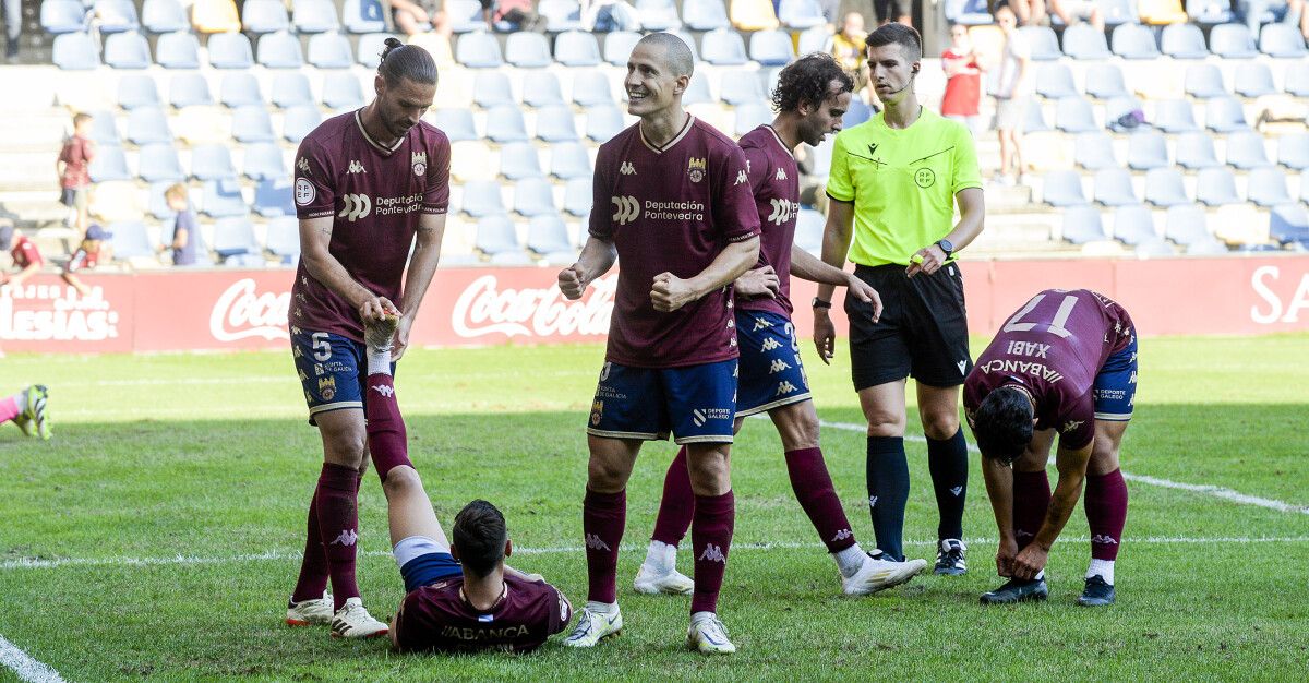 Partido de liga entre Pontevedra y Deportivo Fabril en Pasarón