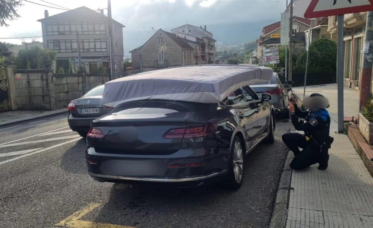 Multado por levar un colchón agarrado coas mans sobre o teito do coche