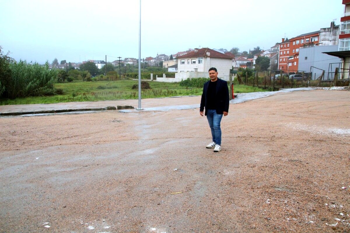 Manu Lourenzo no aparcadoiro da Avenida Xosé Solla