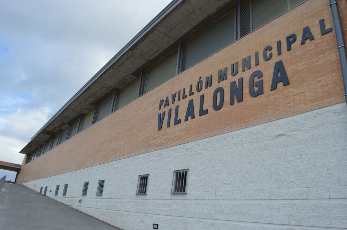 Fachada reformada do pavillón de Vilalonga
