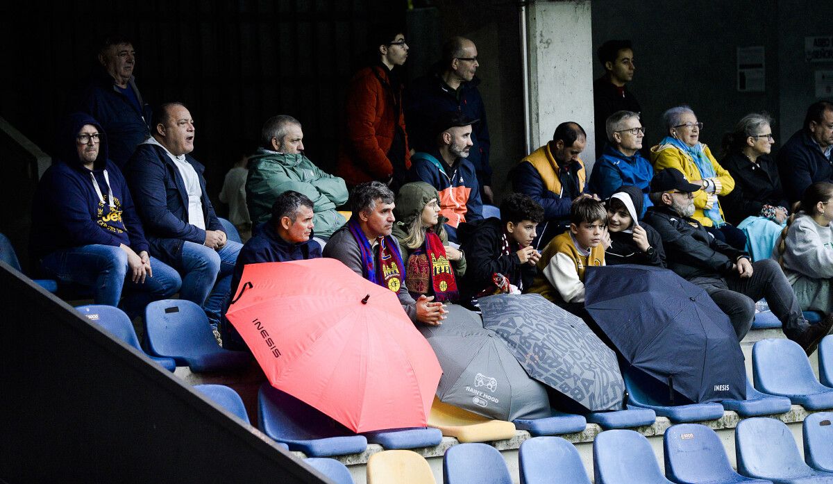 Paraugas na bancada no partido de liga entre Pontevedra e Marino de Luanco en Pasarón