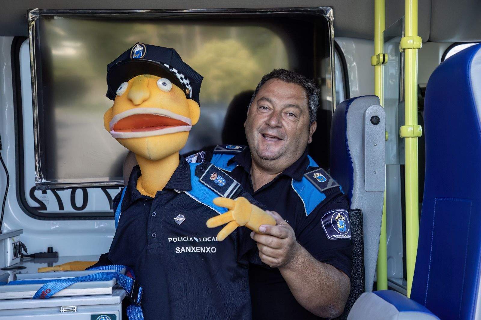 El policía local de Sanxenxo, Abelardo Martínez con el Poli Paco