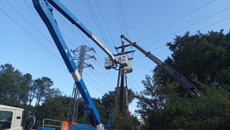 Traballos para arranxar o subministro eléctrico en Cuntis Traballos para arranxar o subministro eléctrico en Cuntis