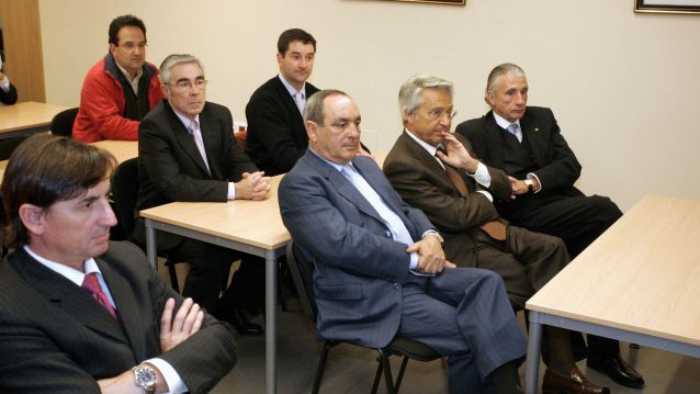 Tito de la Peña, sentado tras Ricardo Mirón Tito de la Peña, sentado tras Ricardo Mirón