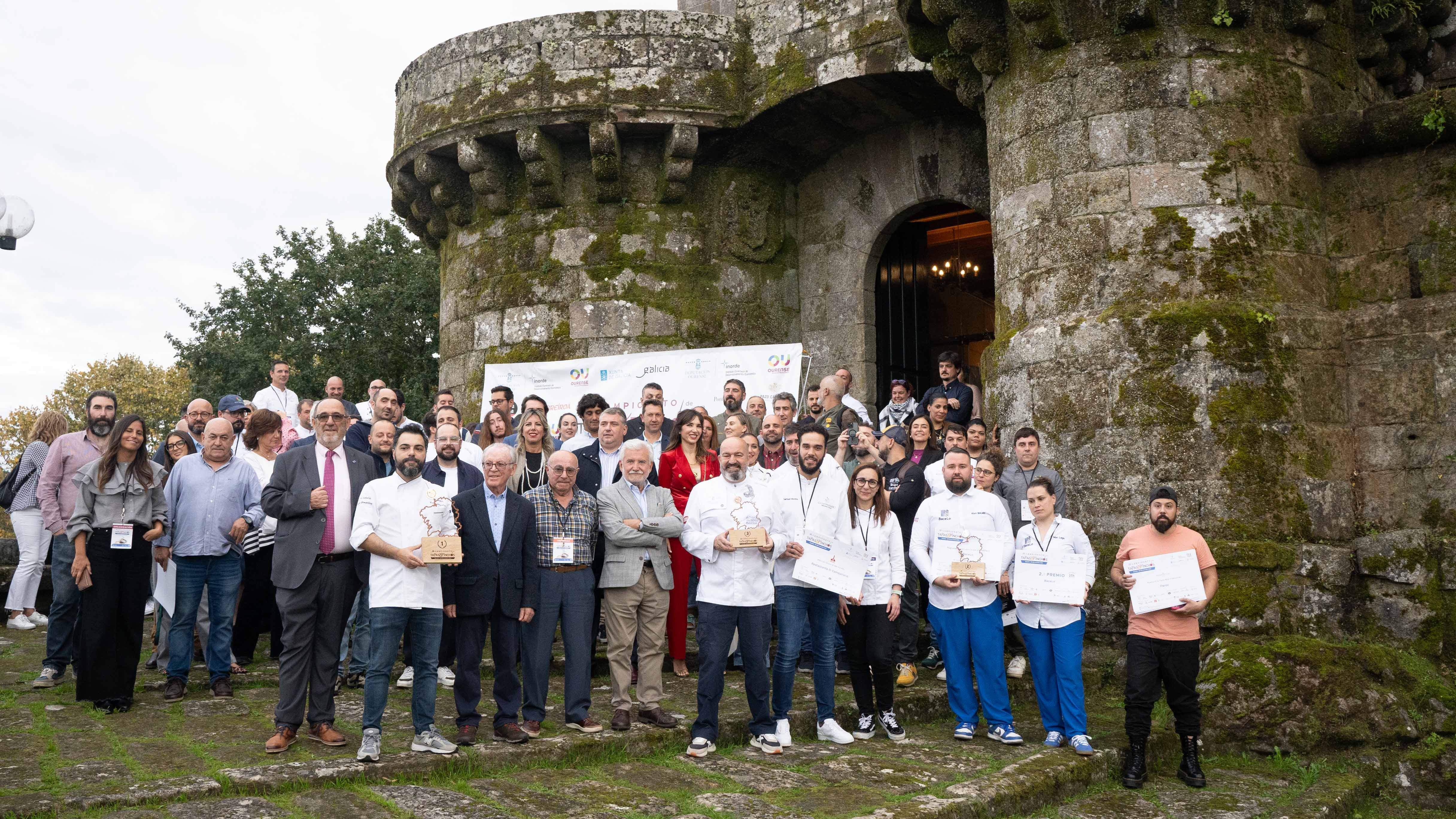 Rubén González co trofeo obtido por 'A Flor da Moureira' no Campionato de Tapas e Pinchos de Galicia