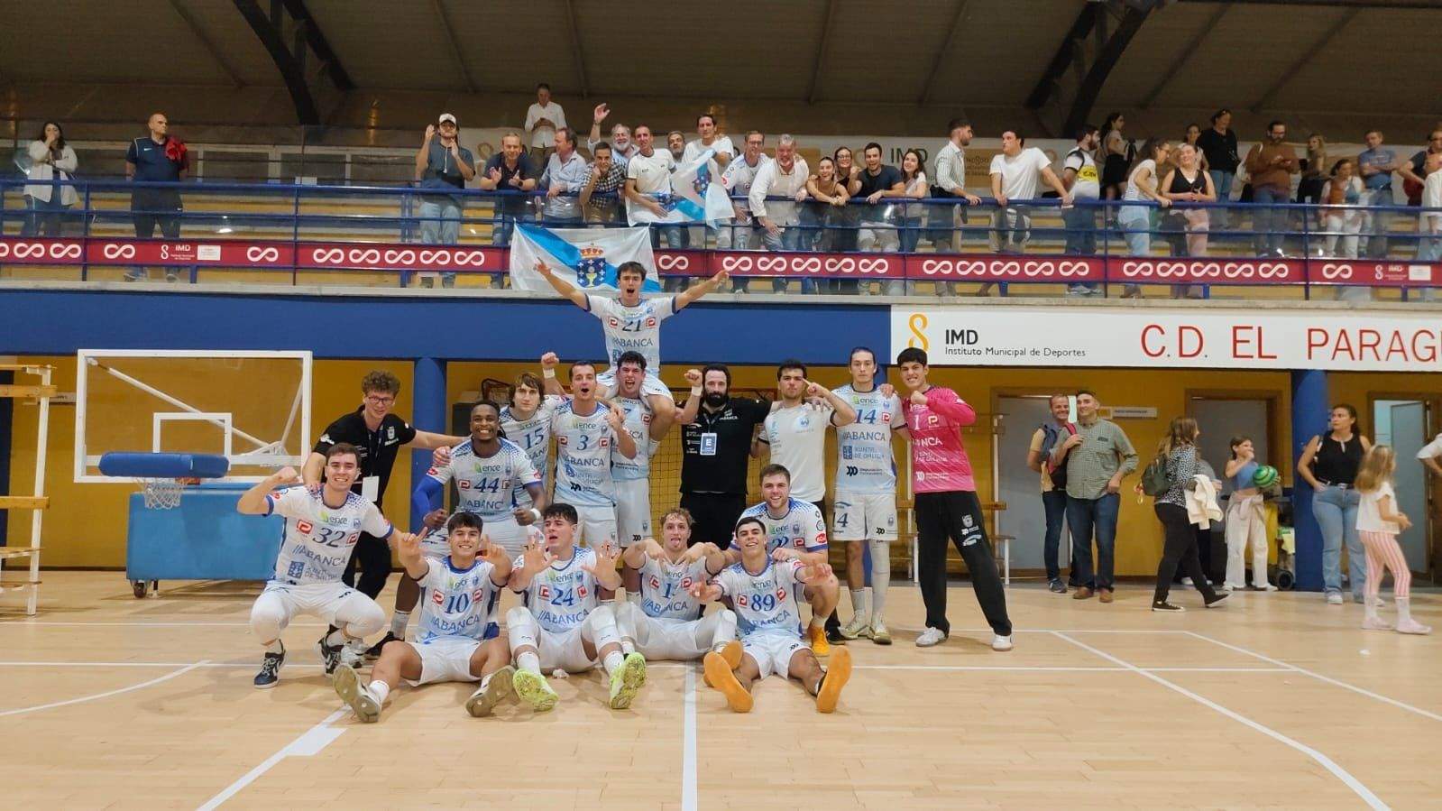O Cisne festexa coa súa afección a vitoria en Sevilla